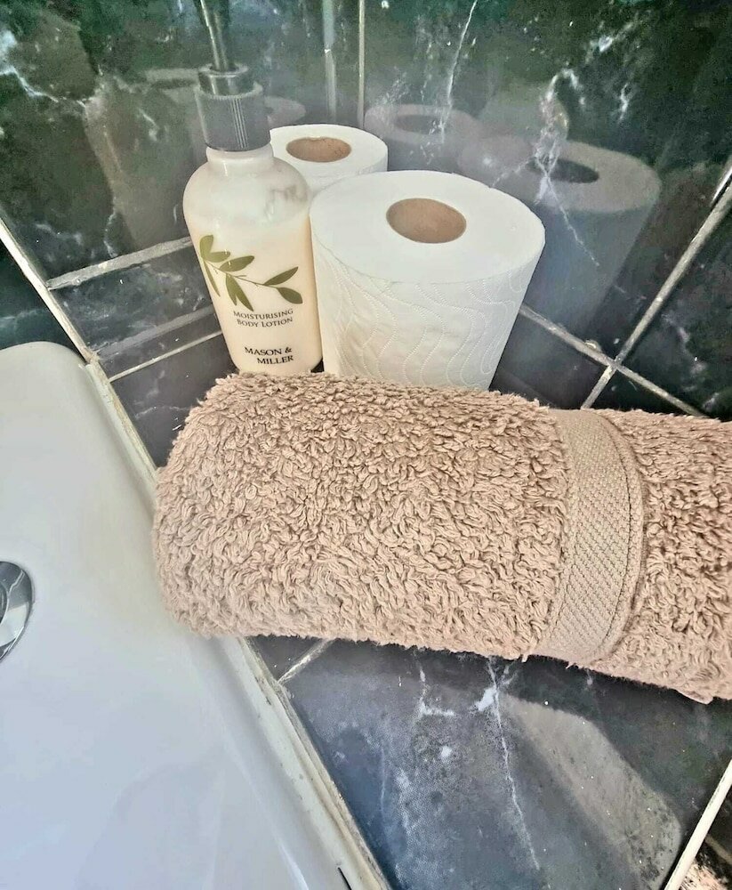 Фото London Home with Beautiful Greenery