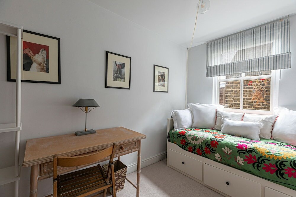 Фото Altido Stylish 2-bed Flat w Terrace Near Battersea Park