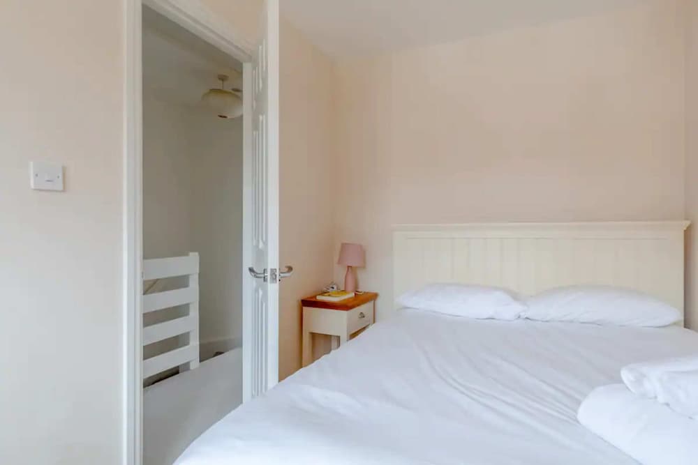 Фото Bright and Inviting 2bd House - Bethnal Green