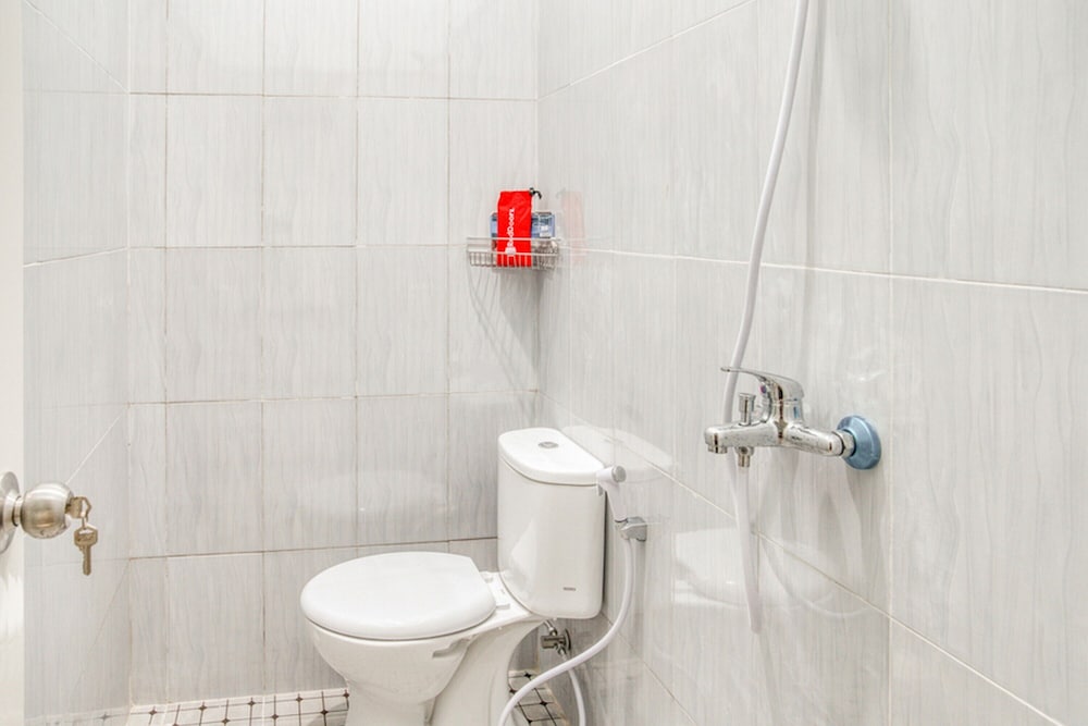 Фото RedDoorz near Taman Mini Jakarta