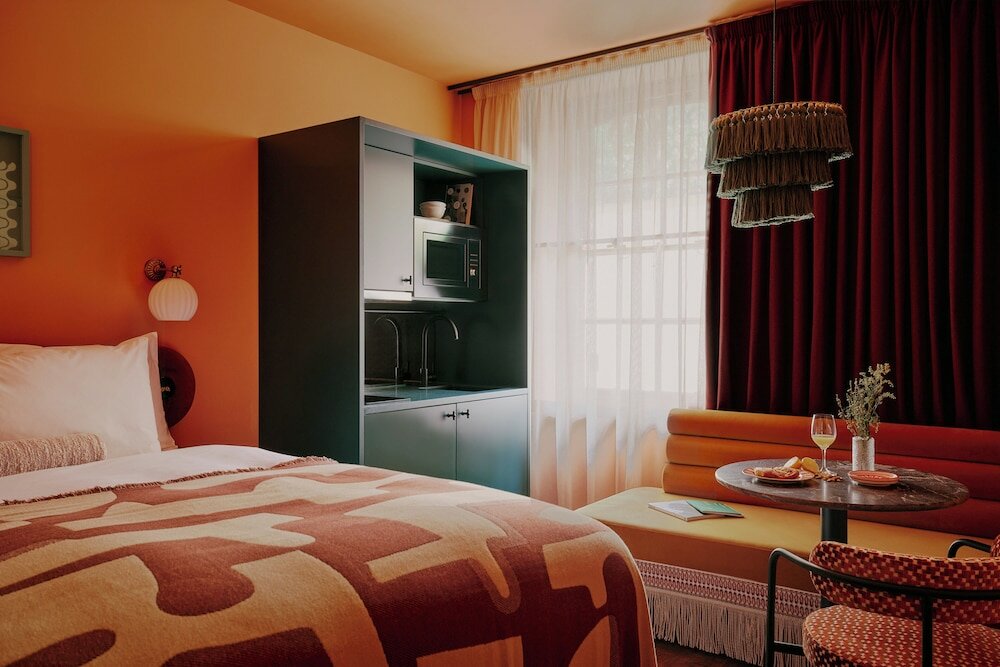 Фото Ember Locke Kensington