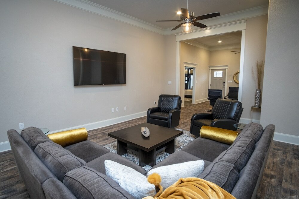 Фото Brand New Large Impressive House Near Downtown!