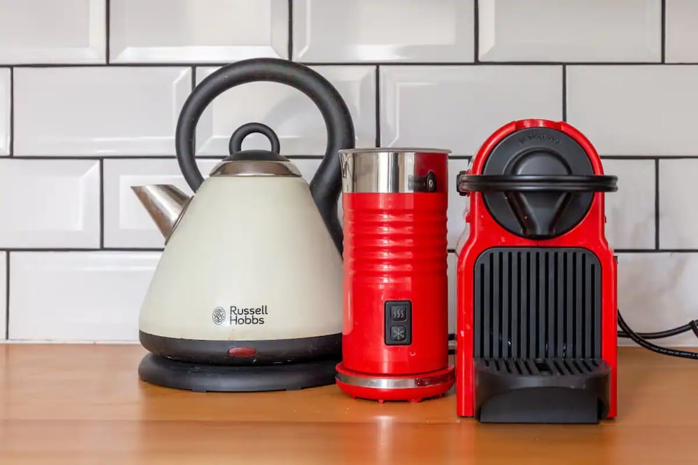 Фото Eclectic 2 Bedroom Victorian era Apartment in Oval