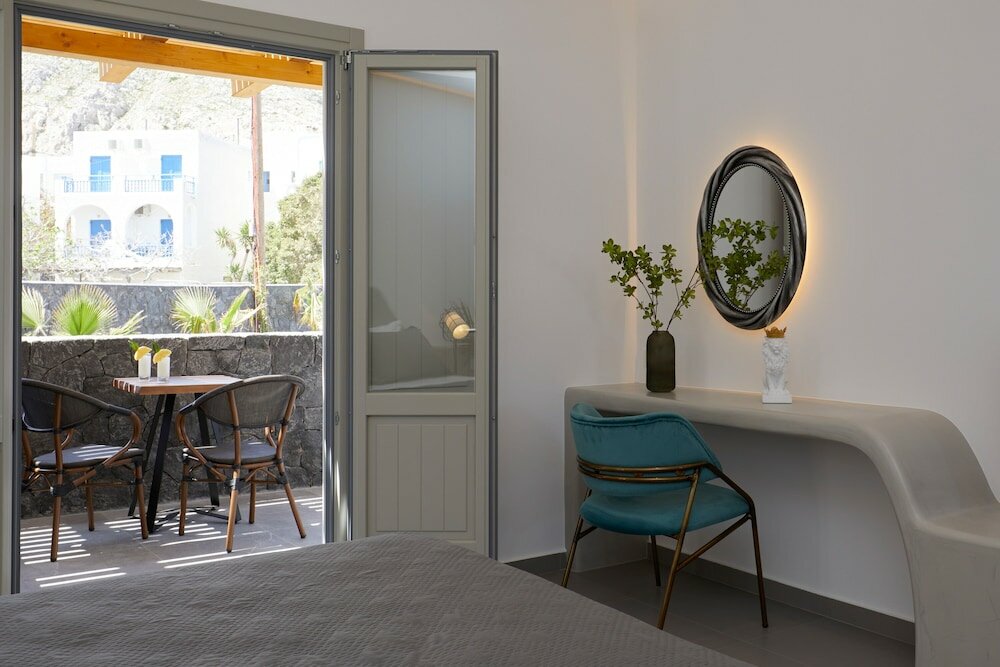 Фото Mountain and Sea Suites