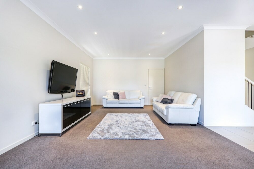 Фото Large House with Pool