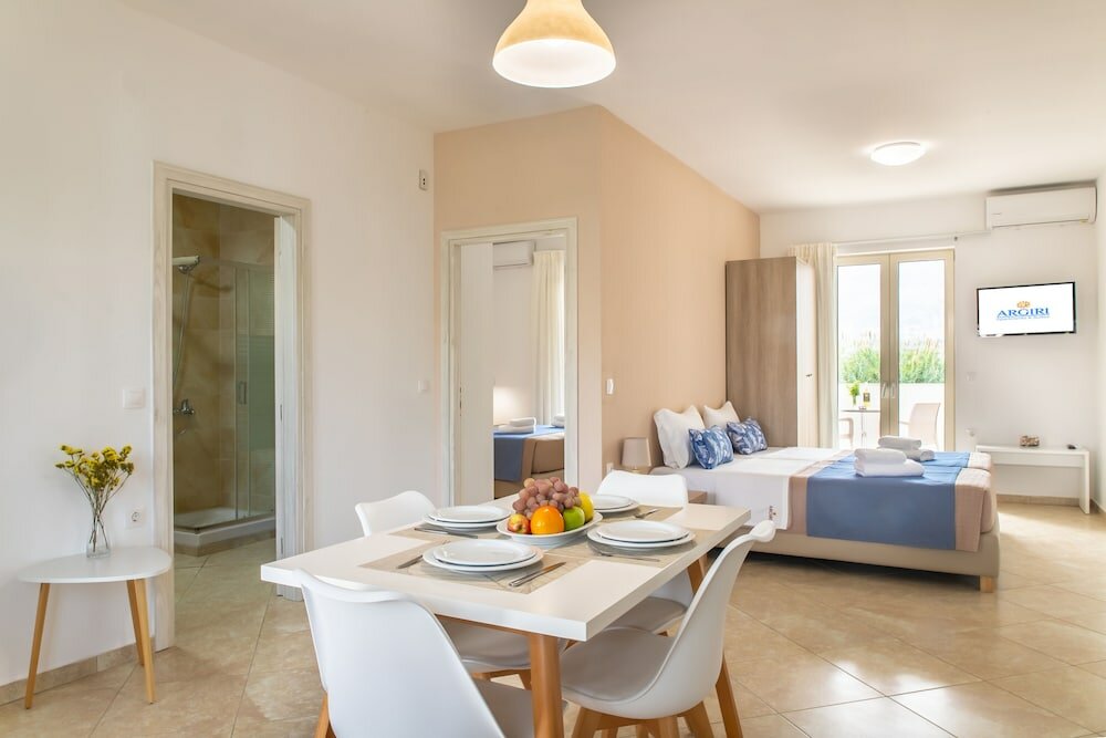 Фото Arigiri Apartments & Suites