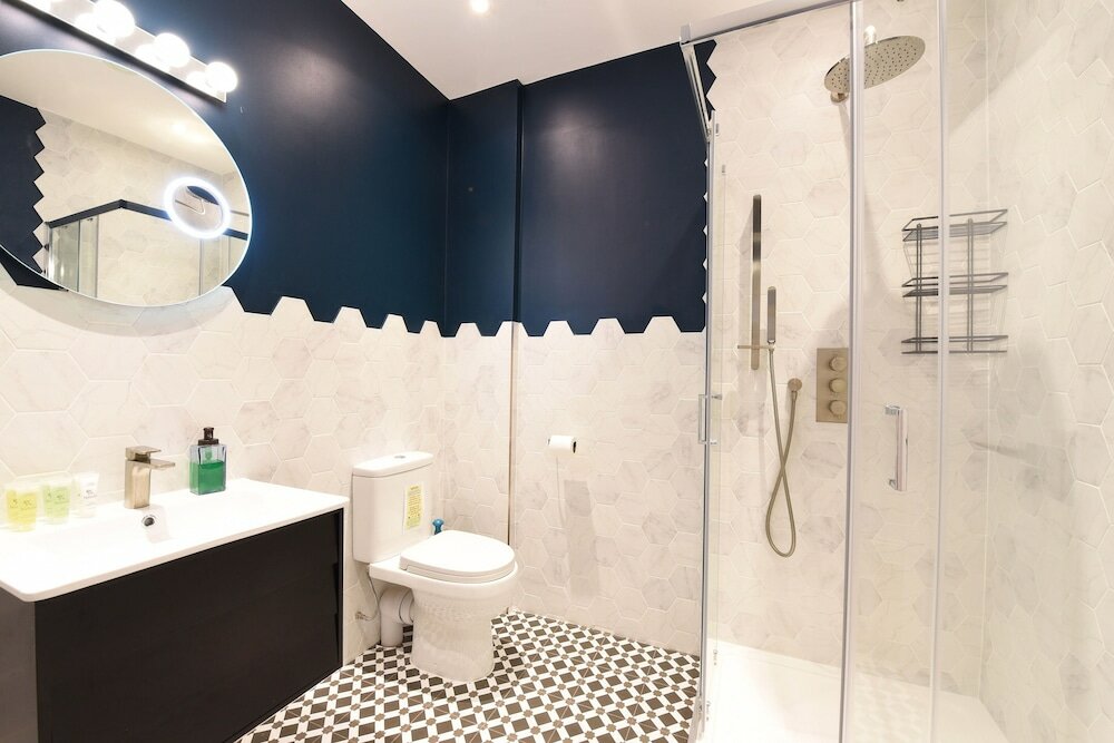 Фото Stylish & Spacious Deluxe Apartments near Victoria Station