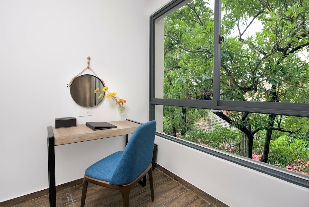 Фото Golden Lotus Central Hotel