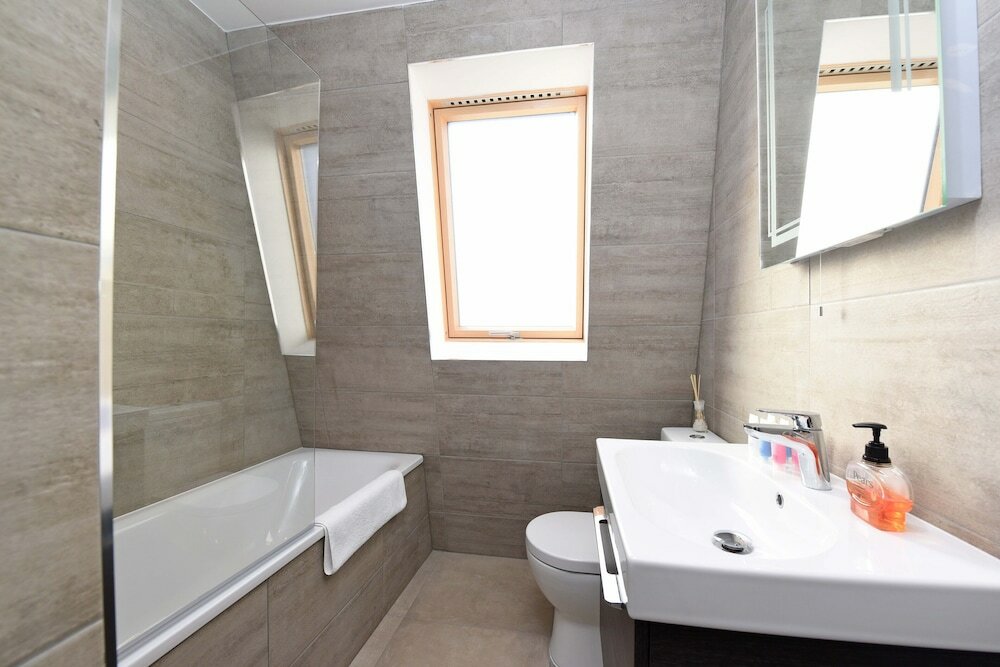 Фото Modern & Spacious 2 Bed Apartment at Clapham Junction