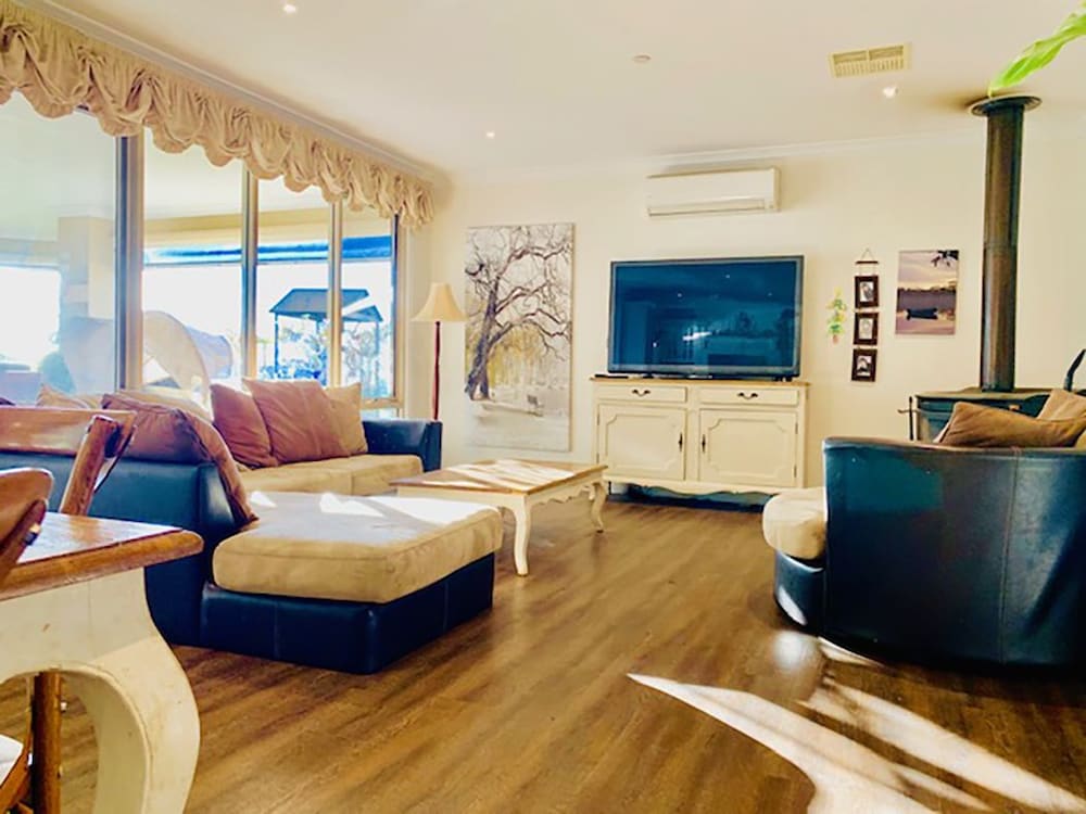 Фото Grand Gippsland Home Sleeps Up To 28