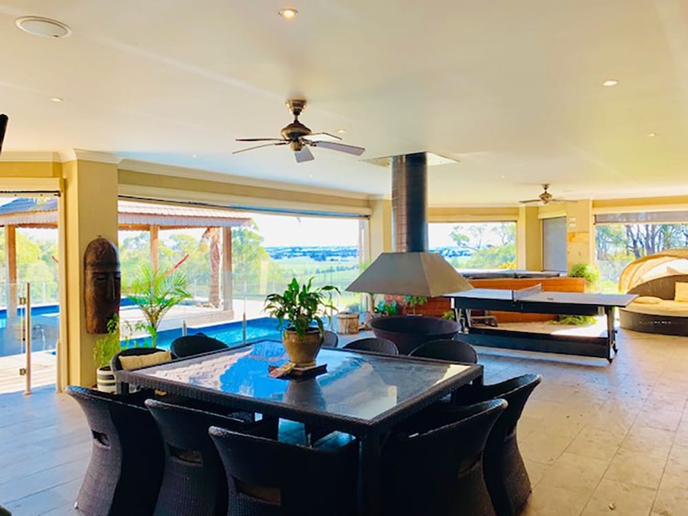 Фото Grand Gippsland Home Sleeps Up To 28