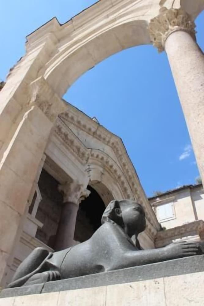 Фото The Suites at Central Split