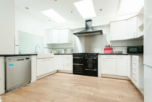 Апартаменты The Hive House - Large Light-Flooded 6bdr Townhouse в Бате