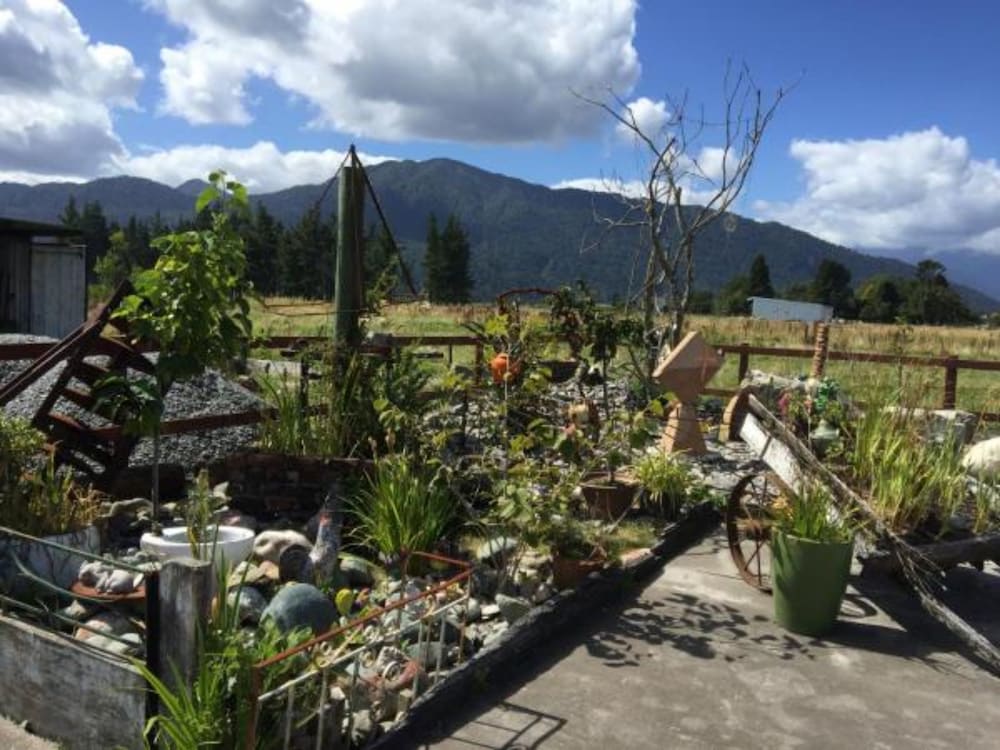 Фото Kokatahi Valley Country Inn