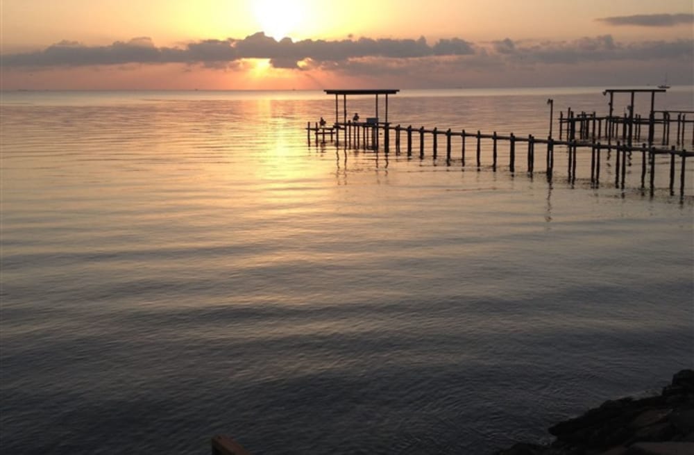 Фото Come Friday Cottages on the Bay