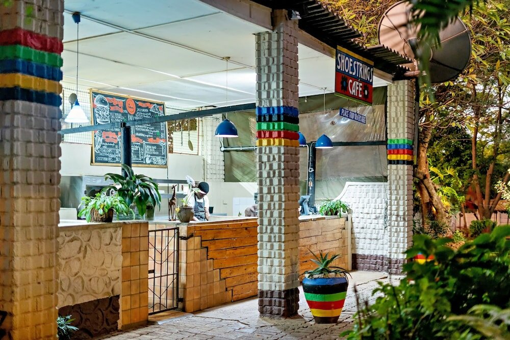 Фото Shoestrings Backpackers & Bar