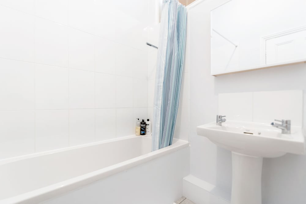 Фото Earls Court Apartments by BaseToGo