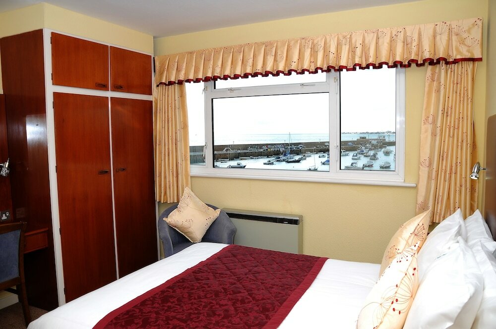 Фото The Dolphin Hotel