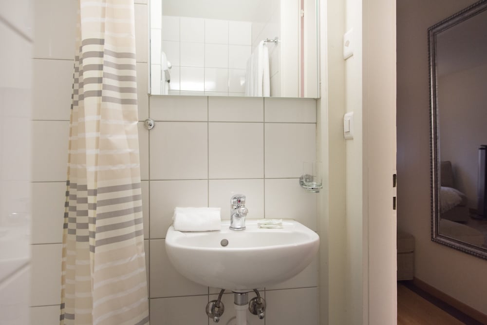 Фото Stylish Apartment in the Heart of Zug by Airhome