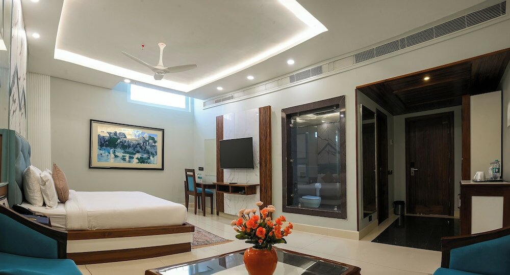 Фото Leela Grande Hotel