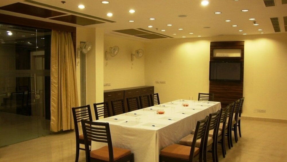 Фото Ahuja Residency Cyber City I