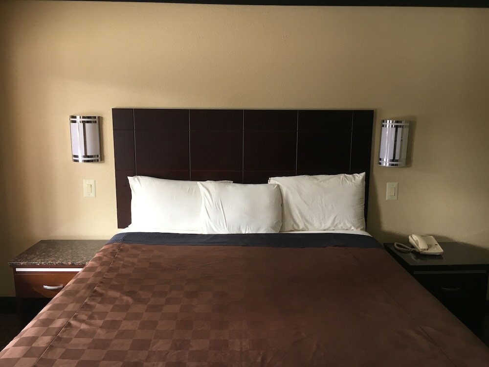 Фото Del Amo Inn