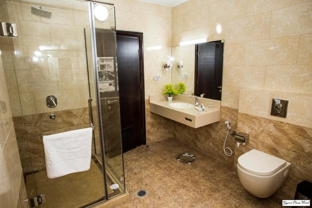 Фото Queen Plaza Hotel