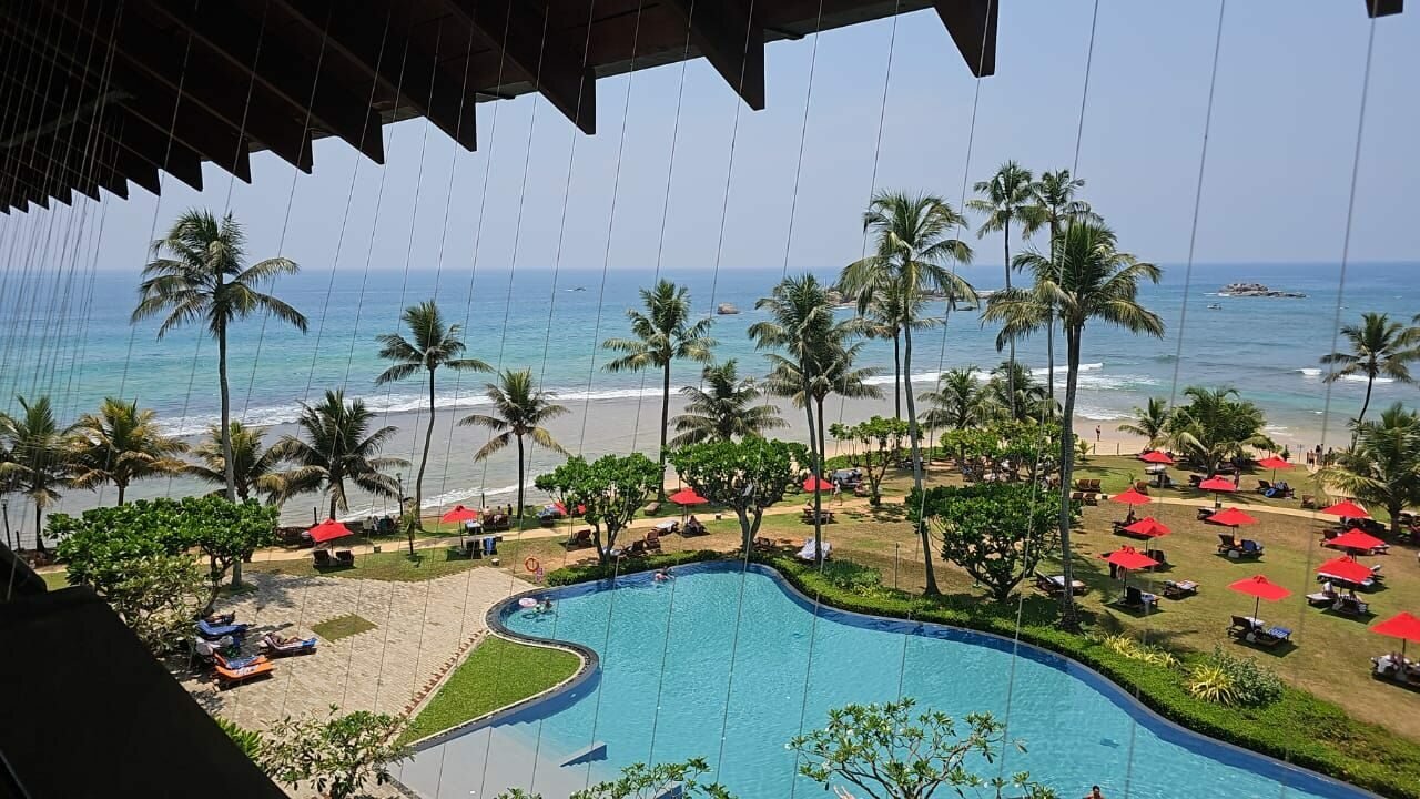 Отели с собственным пляжем в Хиккадуве