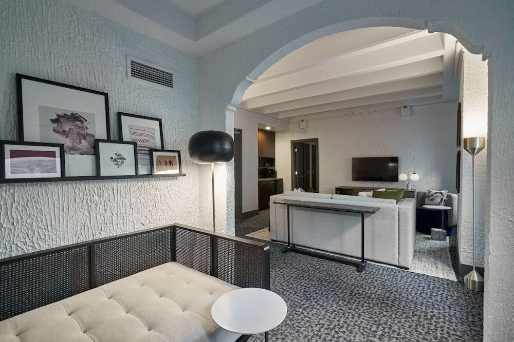 Фото Magnificent Mile Suites