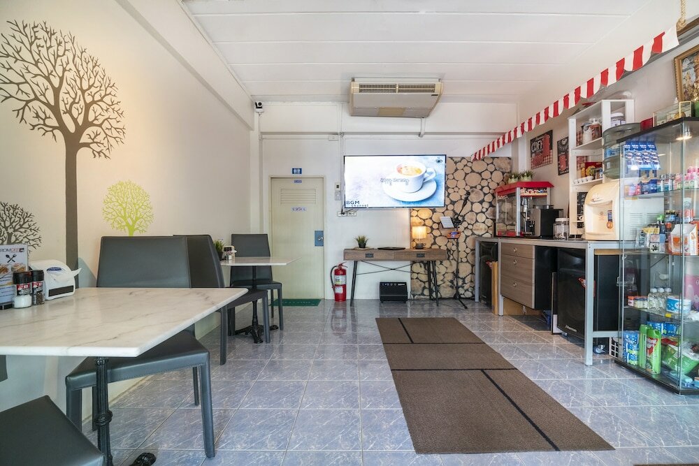 Фото Oyo 838 Aromdee Apartment