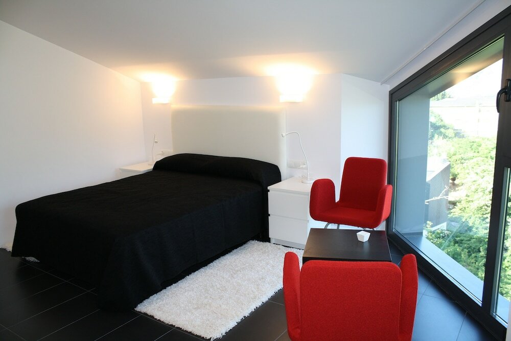 Фото Hostal Tres Campanas