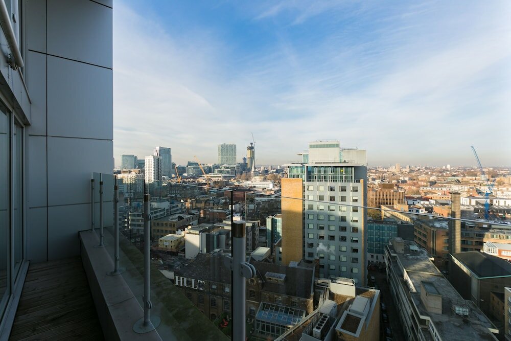 Фото Marlin Aldgate Tower Bridge