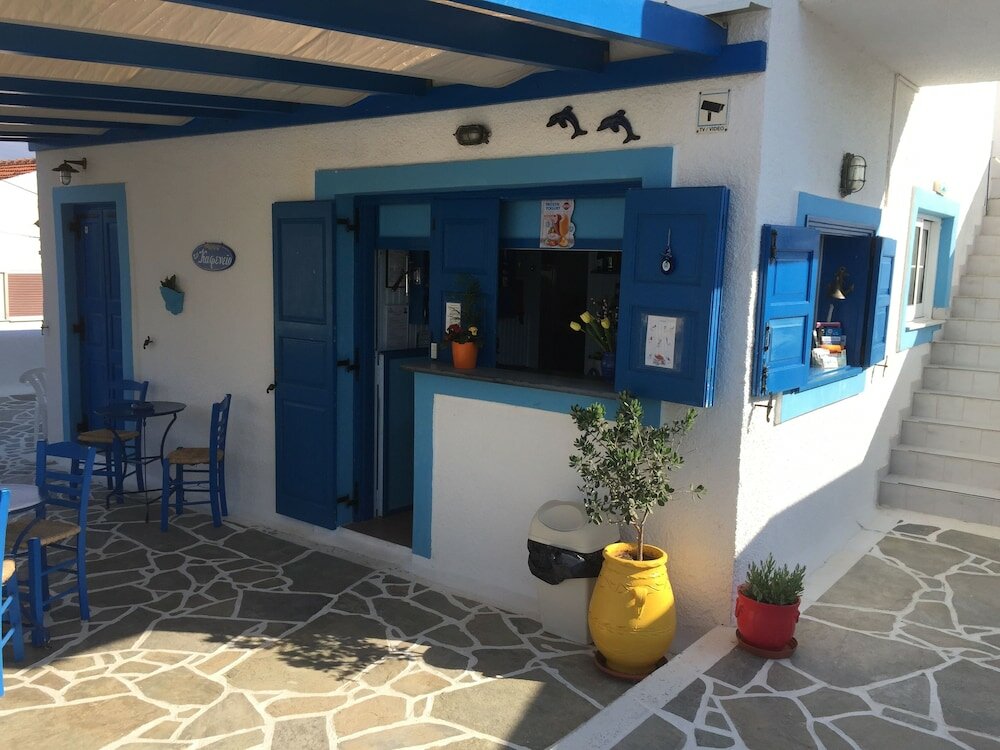 Фото Blue Dolphin Studios & Apartment