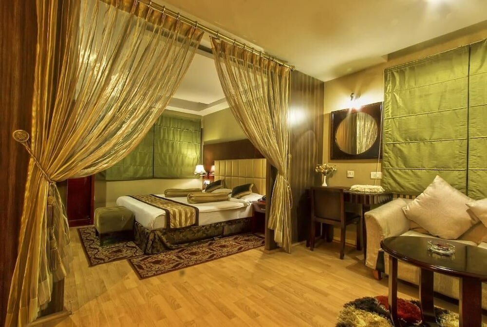 Фото Hotel Gateway Grandeur