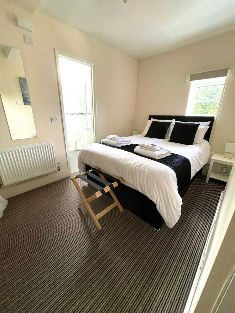 Фото The Crown And Cushion