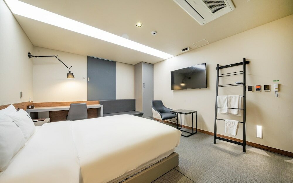 Фото Changwon Jinhae Lewis Hotel