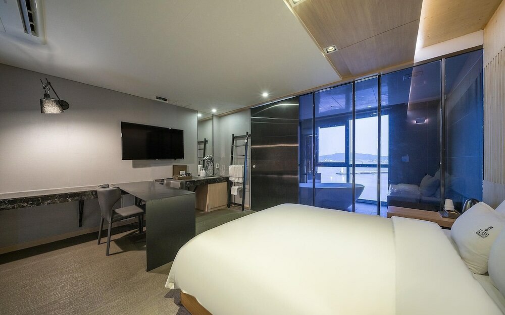 Фото Changwon Jinhae Lewis Hotel