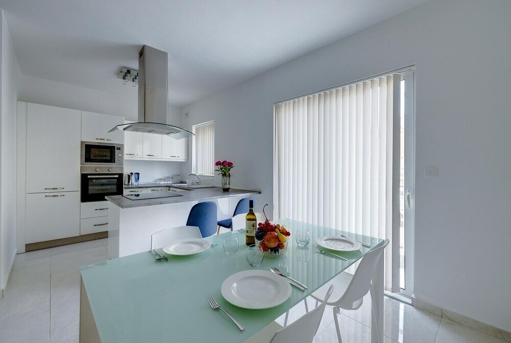 Фото Spacious Apartment Steps to the Promenade