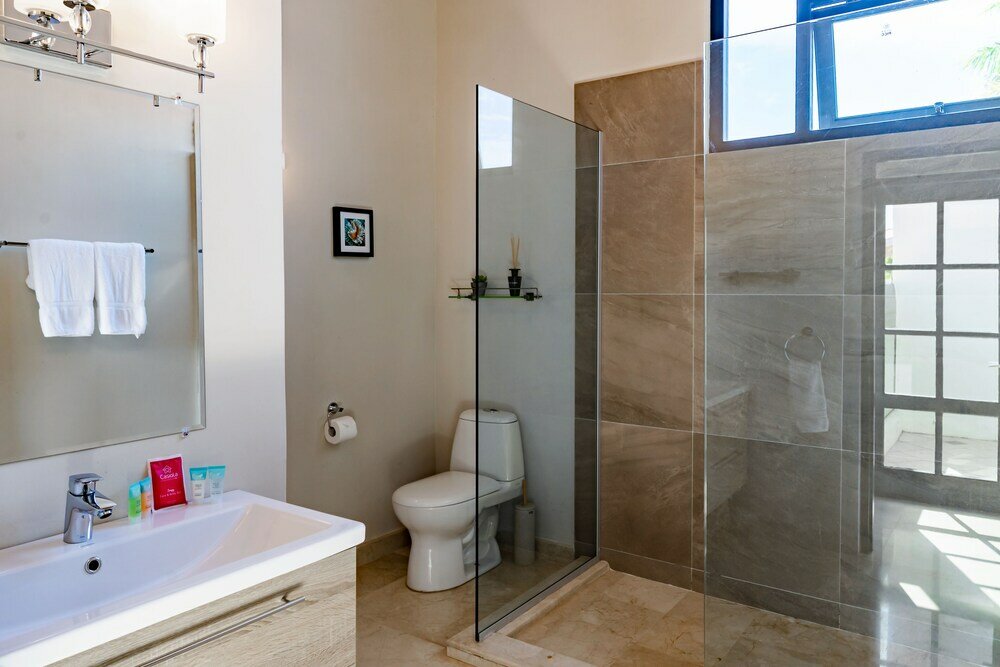 Фото Stunning Villa With Infinity Pool & Outdoor Kitchen! Across From Marriott!