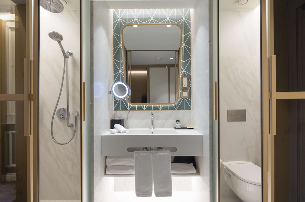 Фото The Emerald House Lisbon Curio Collection by Hilton