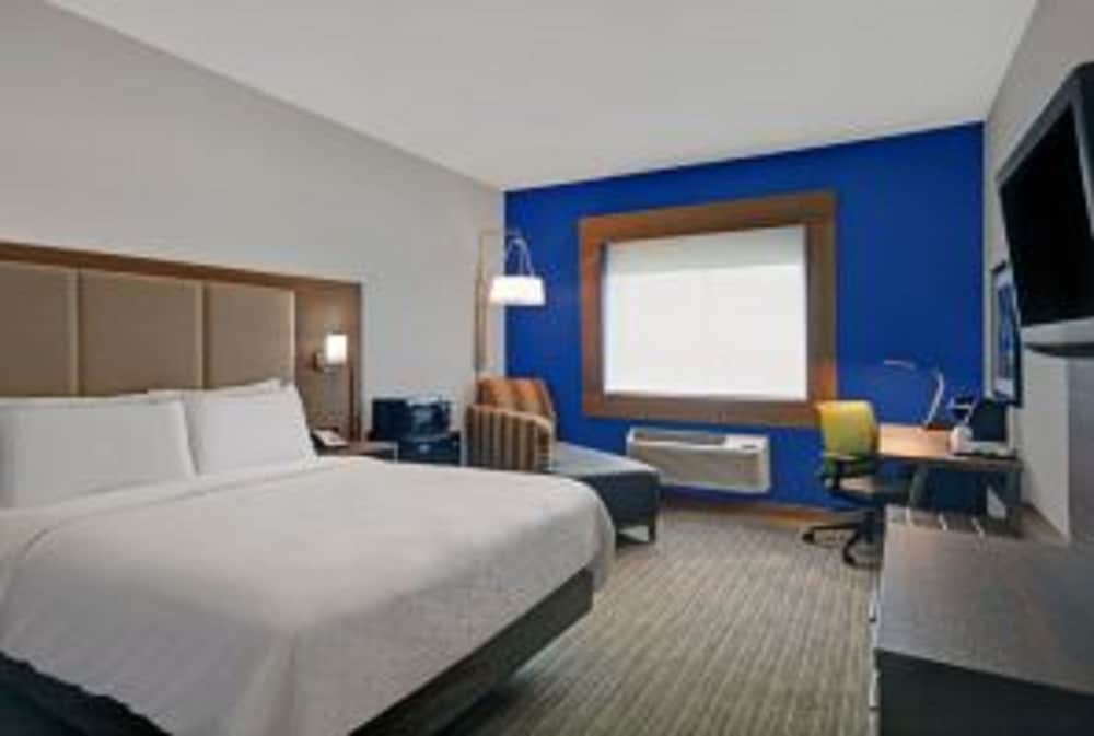 Фото Holiday Inn Express And Suites Detroit Dearborn, an Ihg Hotel