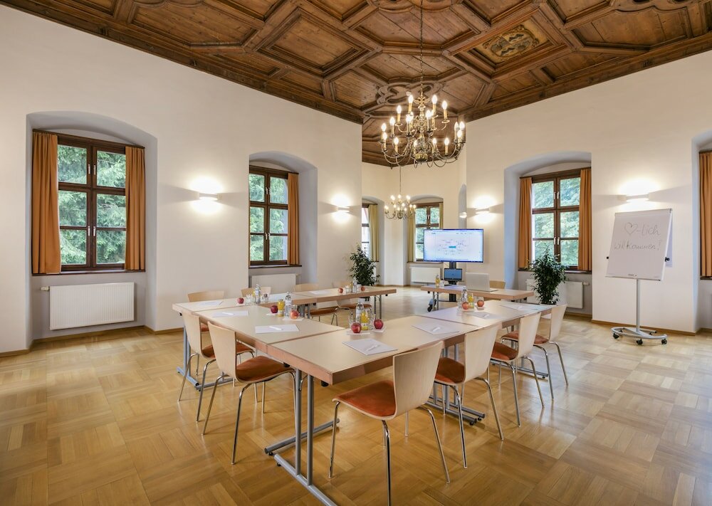 Фото Jufa Hotel Schloss Röthelstein