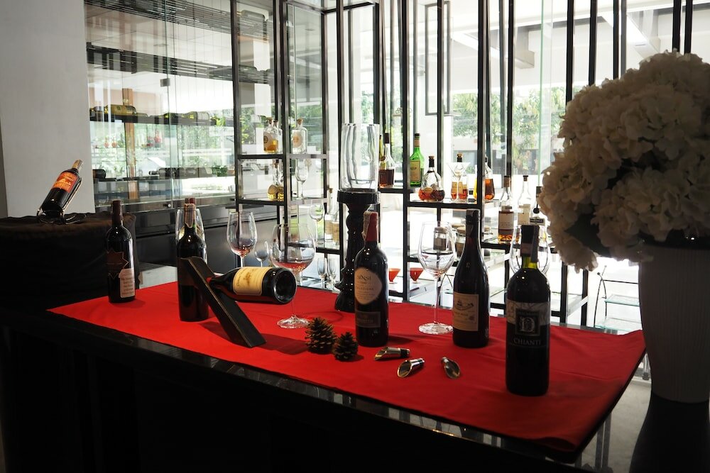 Фото Woodlands Suites Serviced Residences