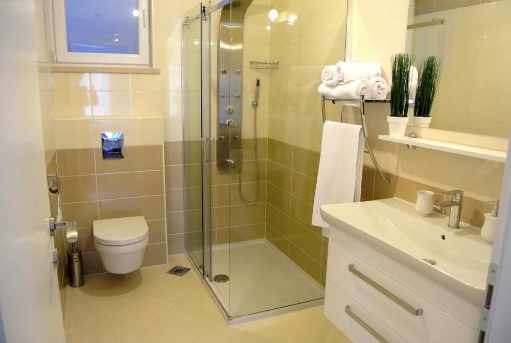 Фото 55 & 54 Stairs Apartments