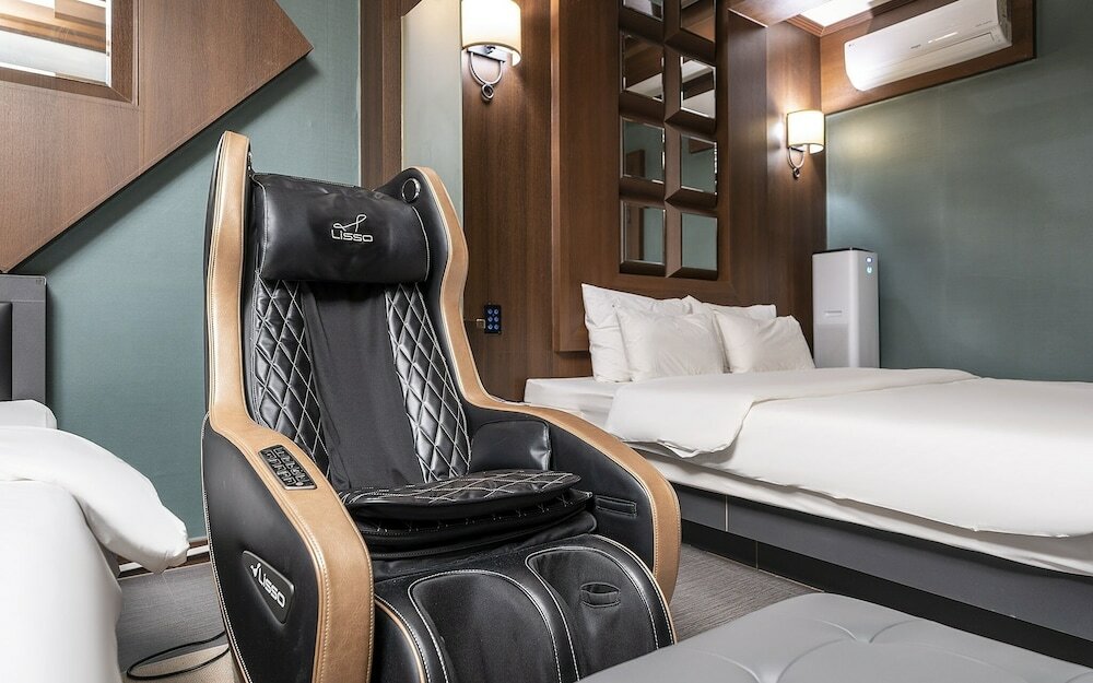 Фото Suwon City Hall Station Rose