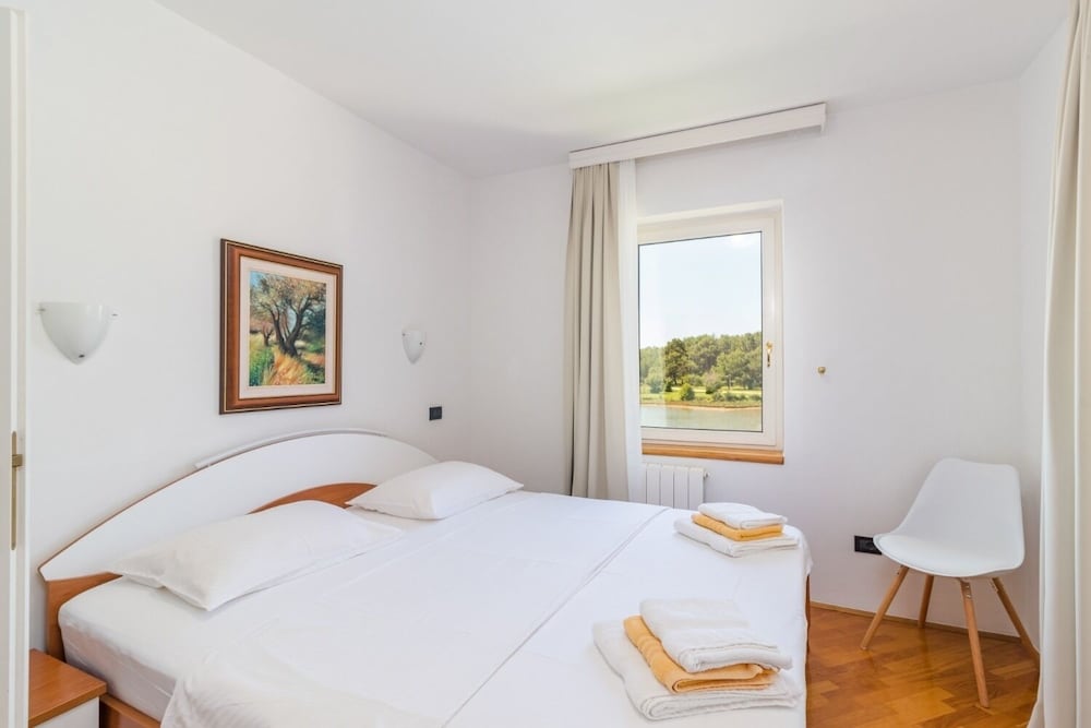 Фото Escape - 20 m From sea - White