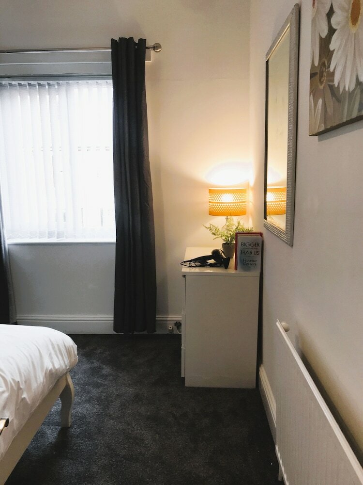 Фото Stylish 3-bed Preston Home for Relaxing Comfy Stay