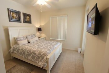 Фото 929 Emerald Green Court Pool! 4 Bedroom Home by Redawning