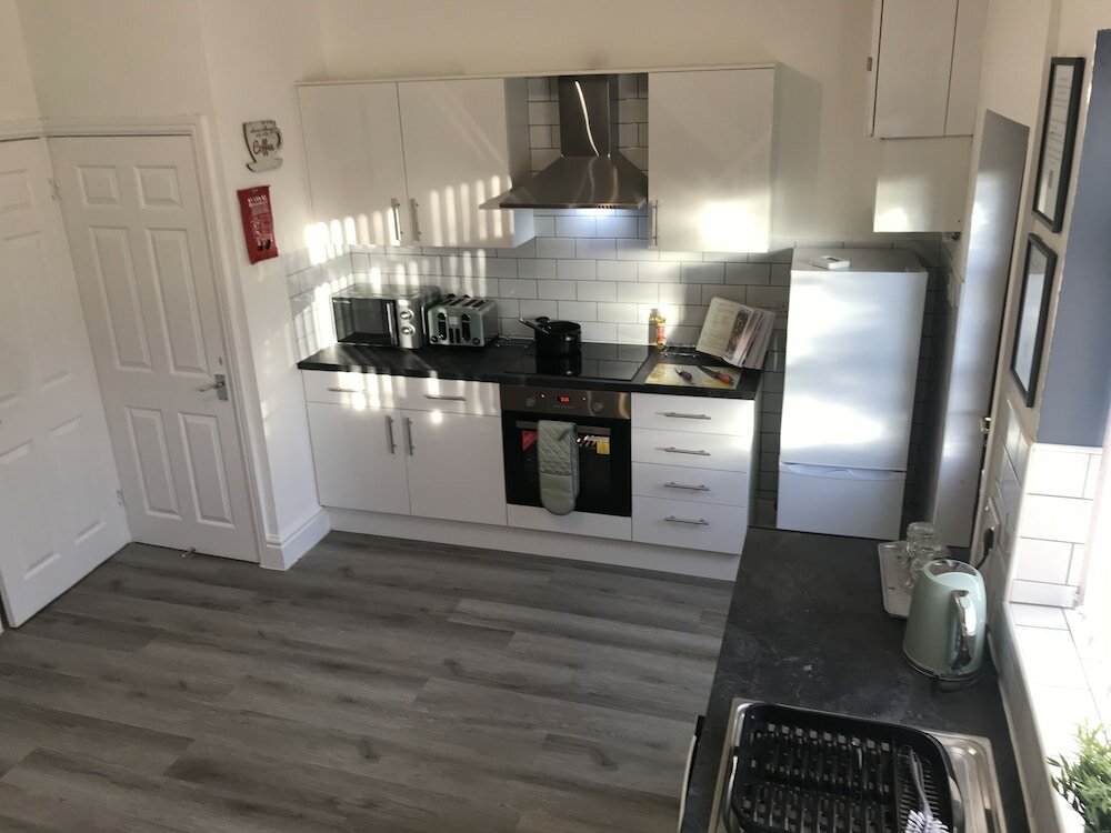 Фото Stylish 3-bed Preston Home for Relaxing Comfy Stay