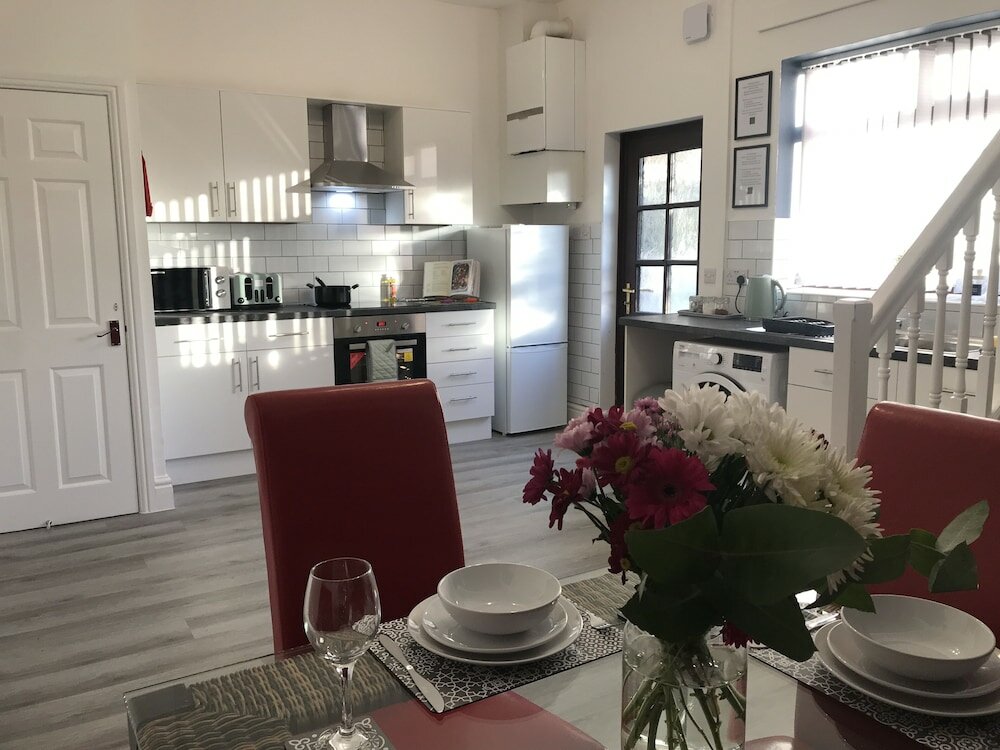 Фото Stylish 3-bed Preston Home for Relaxing Comfy Stay